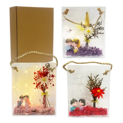 FLORES ARTIFICIALES CON NOVIOS Y LUZ EN CAJA