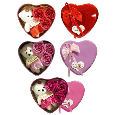 ROSAS ARTIFICIALES CON OSO EN CAJA CORAZON METALICA